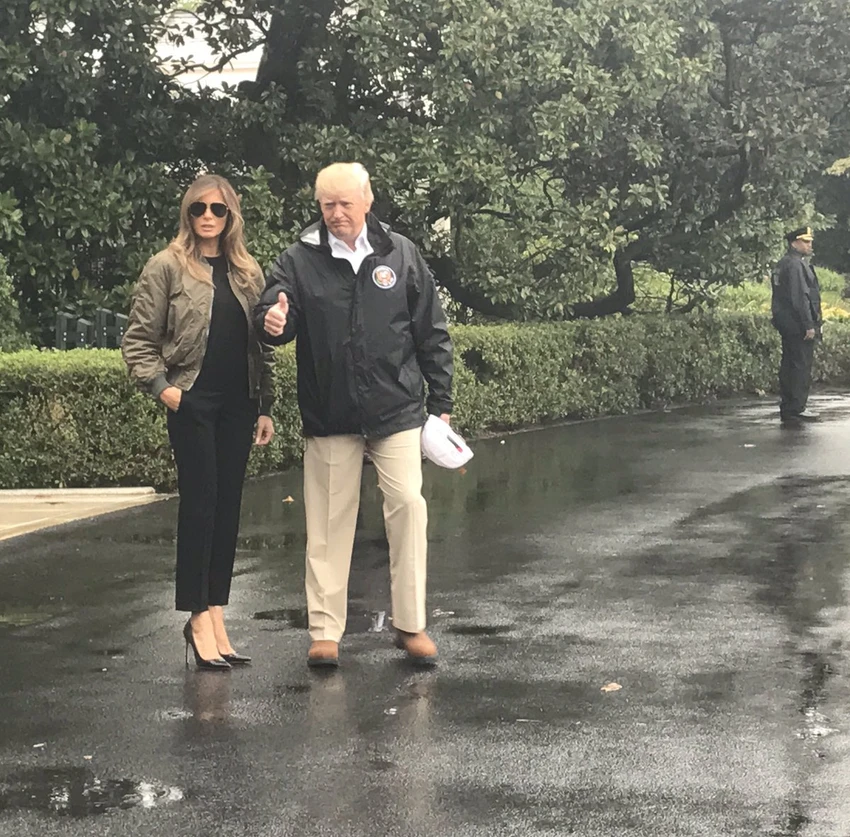 Hình ảnh lan truyền trên mạng cùng những lời chỉ trích bà Trump mang giày cao gót thăm bão lụt thực ra chụp trước khi bà lên máy bay đến Texas. Ảnh: TWITTER