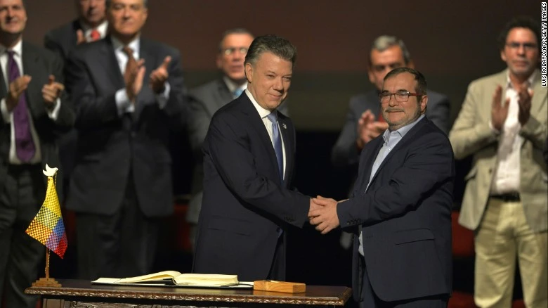 Tổng thống Colombia Juan Manuel Santos (trái) và lãnh đạo FARC Timoleon Jimenez trong buổi ký thứ hai thỏa thuận hòa bình lịch sử, tháng 4-2017. Ảnh: CNN