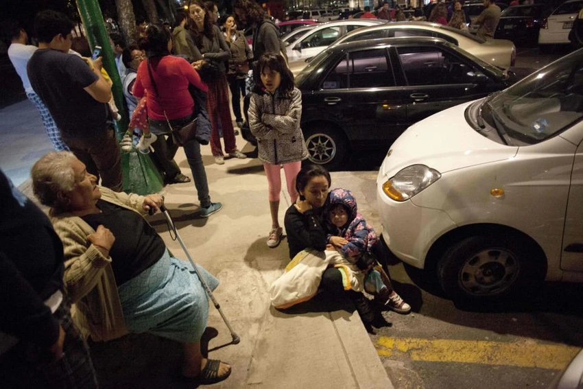 Người dân Mexico City đổ xô xuống đường ngay giữa đêm 7-9. Ảnh: REUTERS