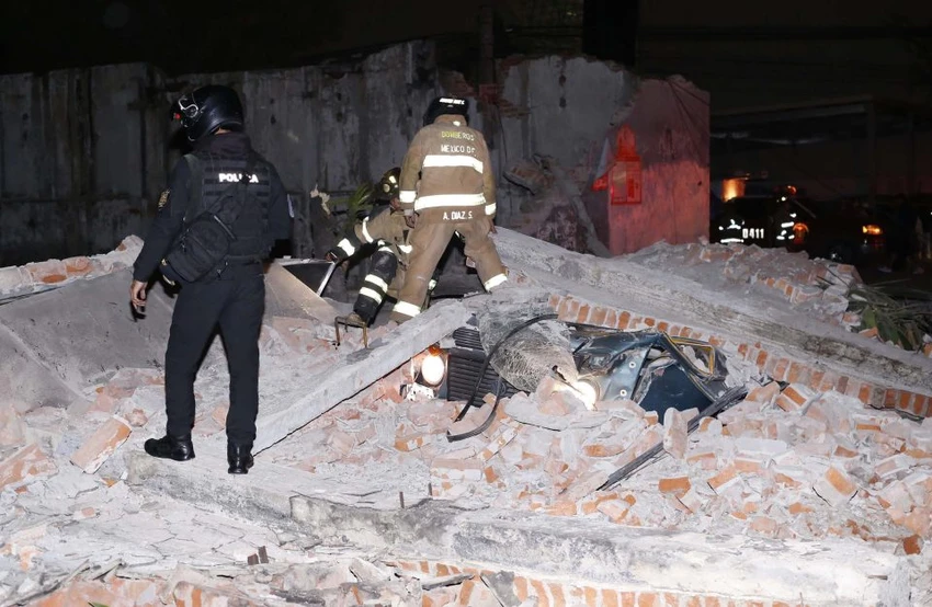Khẩn trương cứu hộ động đất ở miền nam Mexico khuya 7-9. Ảnh: AFP