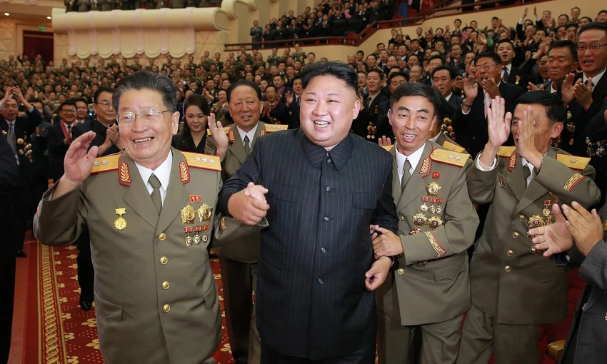 Lãnh đạo Triều Tiên Kim Jong-un cùng hai nhà khoa học hạt nhân trong lễ ăn mừng thử thành công bom hạt nhân lần 6. Ảnh: KCNA