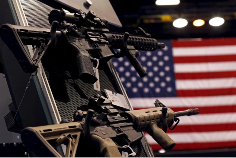 Súng do công ty Smith & Wesson sản xuất được trưng bày tại một hội nghị về cảnh sát ở Chicago, Illinois (Mỹ) tháng 10-2015. Ảnh: REUTERS