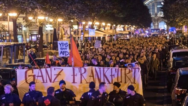 Biểu tình phản đối đảng cực hữu AfD đêm 24-9. Ảnh: GETTY IMAGES