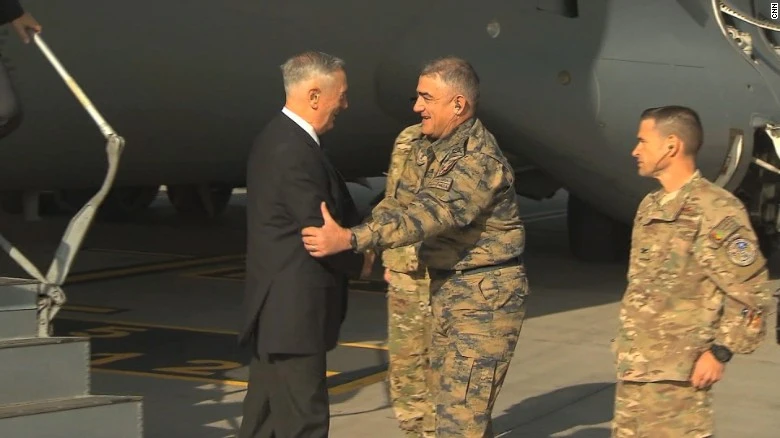 Bộ trưởng Quốc phòng Mỹ James Mattis (trái) đến sân bay Hamid Karzai ở Kabul (Afghansitan) ngày 27-9. Ảnh: CNN
