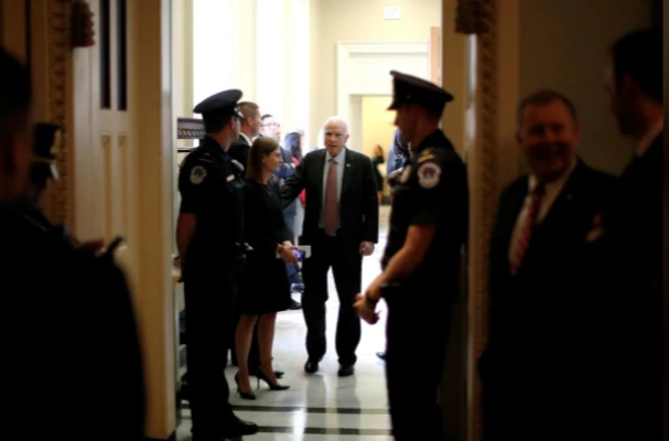Thượng nghị sĩ Cộng hòa John McCain sau một phiên họp của phe Cộng hòa tại Quốc hội ngày 19-9. Ảnh: REUTERS