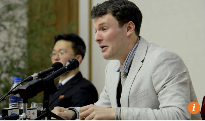 Sinh viên Otto Warmbier (phải) trong cuộc họp báo sau khi bị Triều Tiên bắt. Ảnh: SCMP