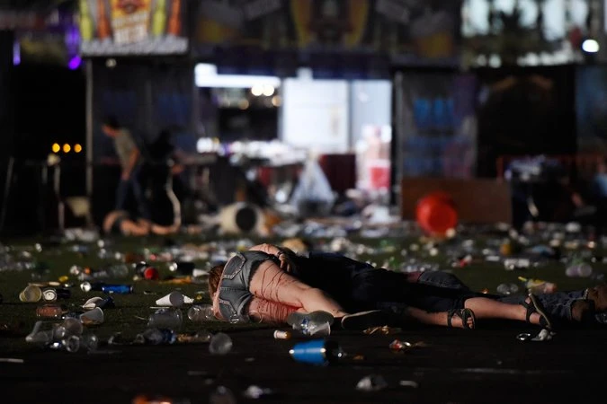 Hiện trường vụ xả súng kinh hoàng nhất lịch sử Mỹ ở Las Vegas tối 1-10 làm hơn 50 người chết, hơn 400 người bị thương. Ảnh: GETTY IMAGES