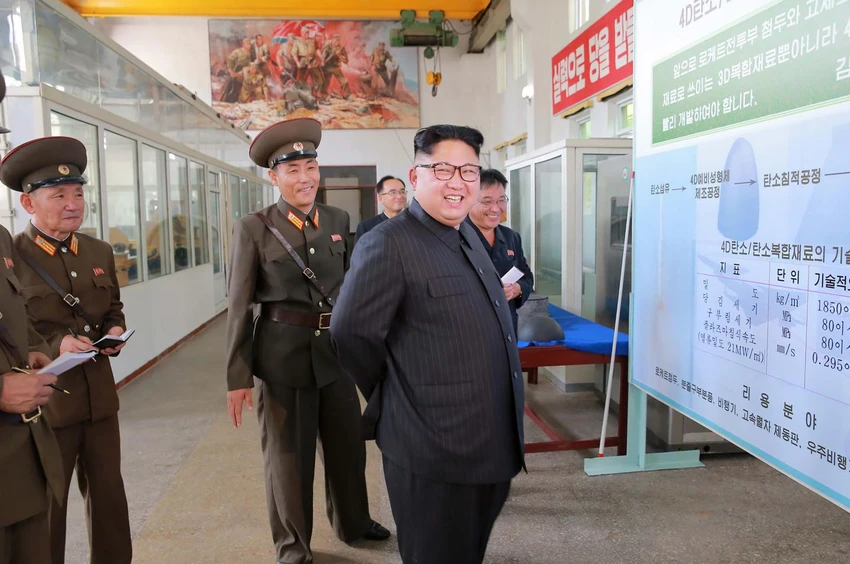 Lãnh đạo Kim Jong-un (phải) trong chuyến thăm Viện Vật liệu Hóa học thuộc Học viện Khoa học Quốc phòng Triều Tiên hồi tháng 8. Ảnh: KCNA