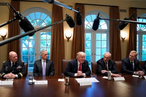 Iran và Triều Tiên là hai chủ đề bàn trong cuộc gặp giữa Tổng thống Mỹ Trump (giữa) và các lãnh đạo quân đội tại Nhà Trắng ngày 5-10. Ảnh: REUTERS
