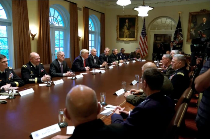 Tổng thống Mỹ Trump gặp gỡ các lãnh đạo quân đội tại Nhà Trắng ngày 5-10. Ảnh: REUTERS