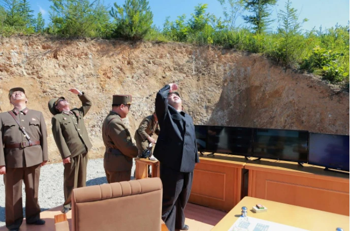 Lãnh đạo Triều Tiên Kim Jong-un trong một lần thử tên lửa đạn đạo xuyên lục địa (ICBM) Hwasong-14. Ảnh: KCNA công bố ngày 5-7.