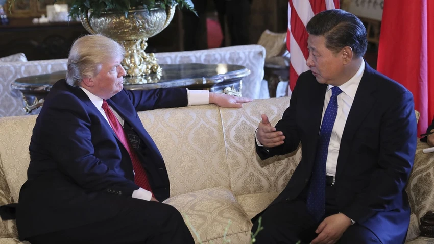 Sự không ổn định của ông Trump (trái) trong chuyến công du châu Á sẽ là cơ hội của ông Tập. Ảnh: REUTERS