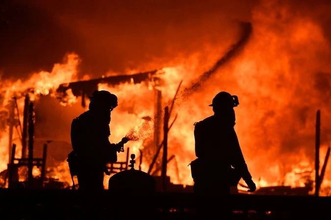 Lính cứu hỏa chiến đấu với lửa tại hạt Napa, California (Mỹ) ngày 9-10. Ảnh: AFP
