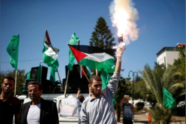 Dân Palestine ở dải Gaza ăn mừng thỏa thuận hòa giải giữa Hamas và Fatah. Ảnh: REUTERS