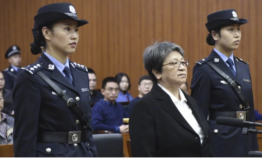 Bà Dương Tú Châu (giữa) tại tòa. Ảnh: SCMP