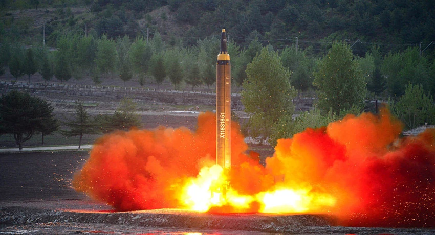 Tên lửa đạn đạo tầm trung Hwasong-12 của Triều Tiên trong một vụ phóng. Ảnh: MISSLE THREAT