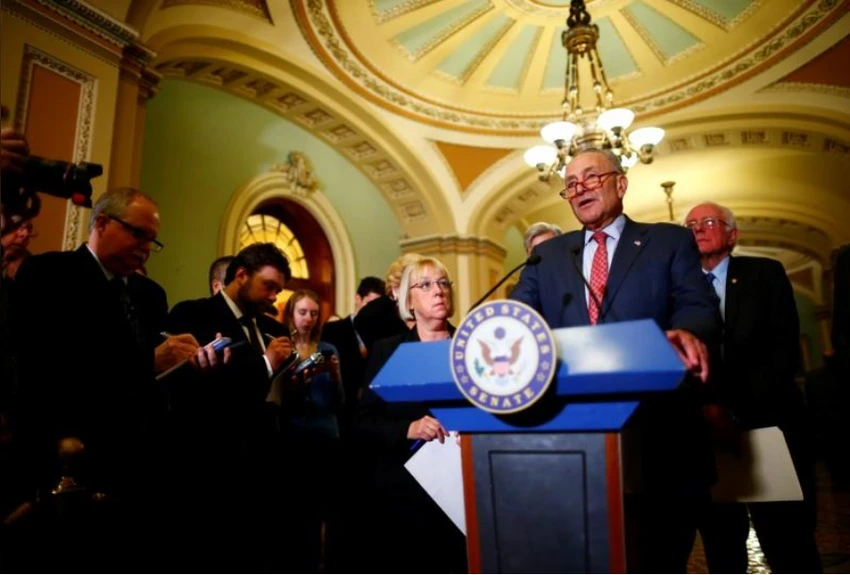 Lãnh đạo phe thiểu số Dân chủ tại Thượng viện Chuck Schumer phát biểu trong buổi họp báo tại Quốc hội ngày 17-10. Ảnh: REUTERS