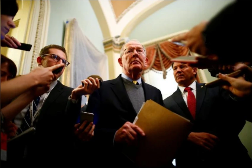 Thượng nghị sĩ Cộng hòa Lamar Alexander trao đổi báo chí tại Quốc hội ngày 17-10. Ảnh: REUTERS