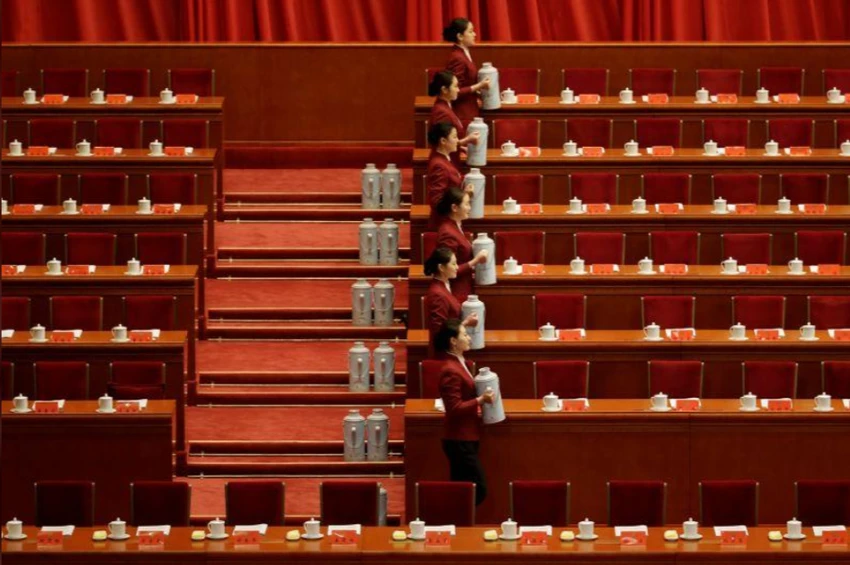 Công tác phục vụ nước chuẩn bị Đại hội, ngày 18-10. Ảnh: REUTERS