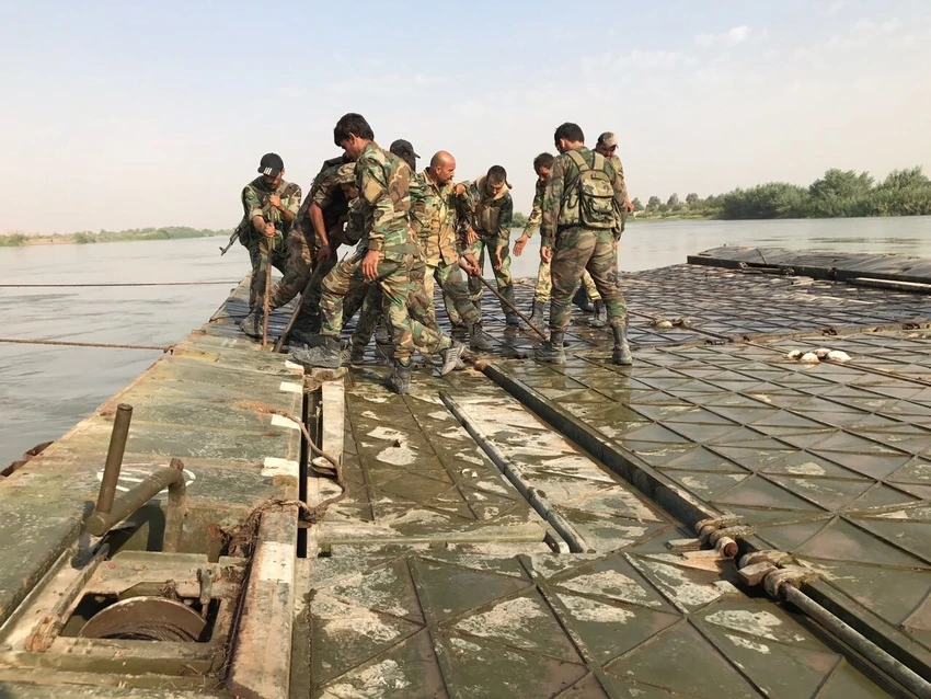 Quân đội Syria băng qua sông Euphrates phía đông tỉnh Deir ez-Zor. Ảnh: SPUTNIK