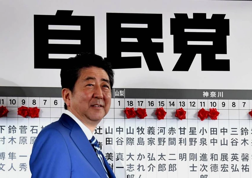 Thủ tướng Nhật Abe tại trụ sở đảng Tự do dân chủ ngày 22-10. Ảnh: JAPAN TIMES