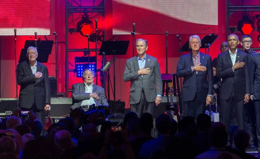 5 cựu Tổng thống Mỹ Jimmy Carter, George H.W. Bush, George W. Bush, Bill Clinton và Barack Obama cùng nghe Quốc ca trong đêm nhạc từ thiện 21-10. Ảnh: AFP