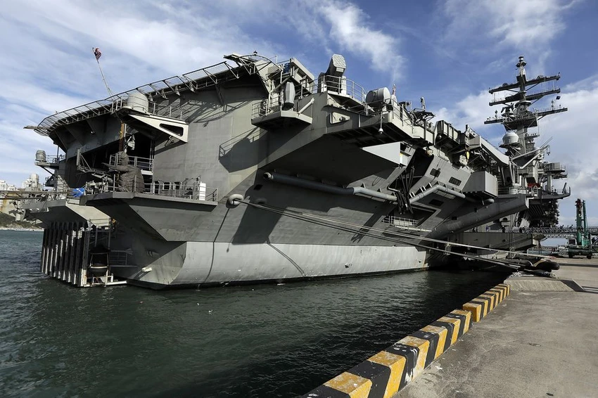 Tàu sân bay Ronald Reagan đậu ở căn cứ hải quân Busan (Hàn Quốc) ngày 21-10. Ảnh: GETTY IMAGES