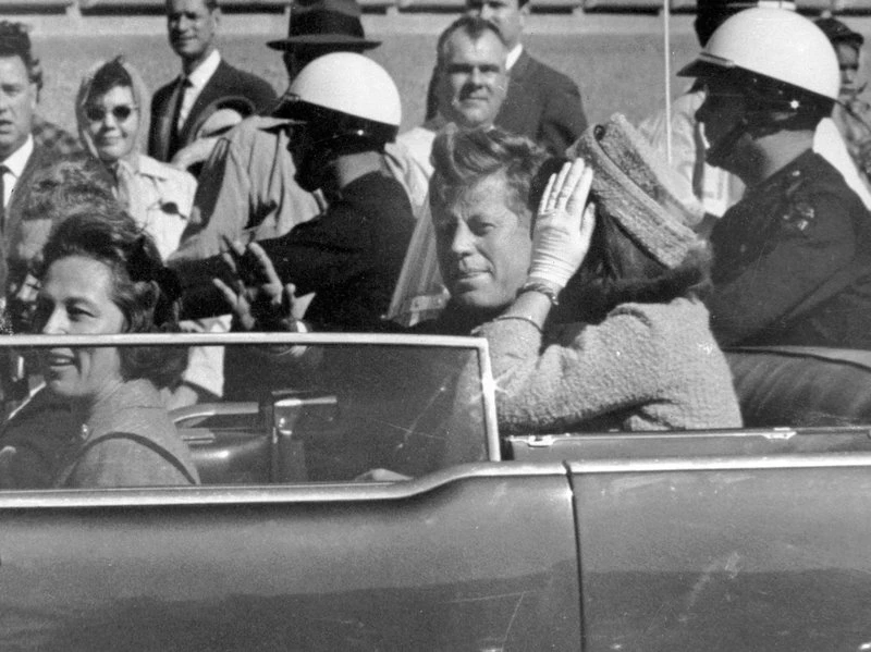 Tổng thống John F. Kennedy trong ngày 22-11-1963 tại Dallas, không lâu trước khi bị ám sát. Ảnh: AP