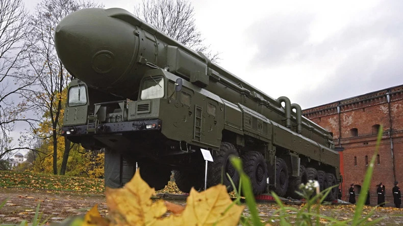 Bệ phóng di động tên lửa đạn đạo xuyên lục địa Topol trên mặt đất. Ảnh: SPUTNIK