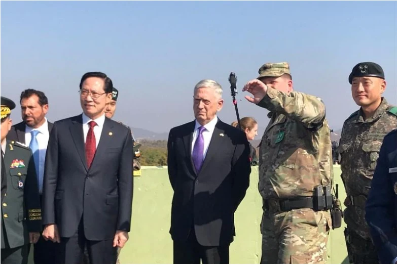 Bộ trưởng Quốc phòng Mỹ James Mattis (thứ 3 từ phải sang) và người đồng cấp Hàn Quốc Song Young-moo (thứ 3 từ trái sang) tại khu phi quân sự liên Triều tại làng Bàn Môn Điếm ở tỉnh Paju (Hàn Quốc) ngày 27-10. Ảnh: AFP