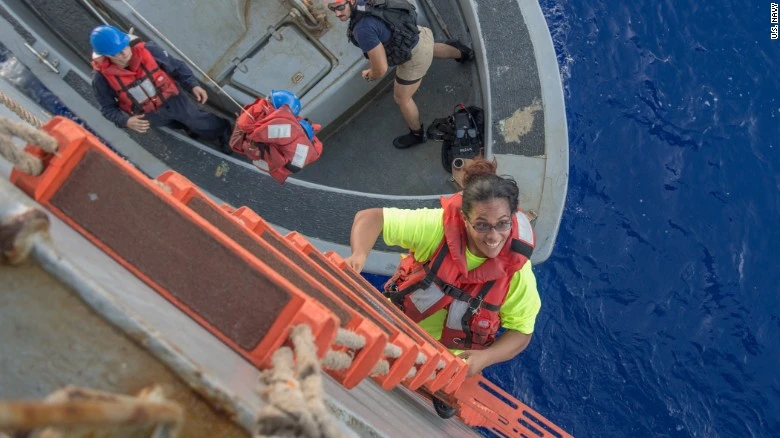 Cô Tasha Fuiava chuyển lên tàu USS Ashland. Ảnh: CNN