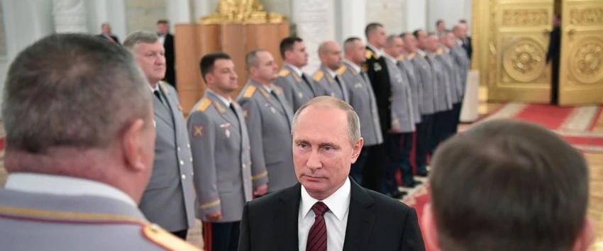 Tổng thống Nga Putin gặp các quan chức quân đội Nga tại Điện Kremlin ngày 26-10. Ảnh: AP