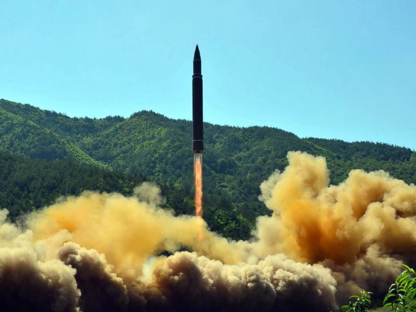 Tên lửa đạn đạo xuyên lục địa Hwasong-14 của Triều Tiên trong lần thử ngày 4-7. Ảnh: AFP