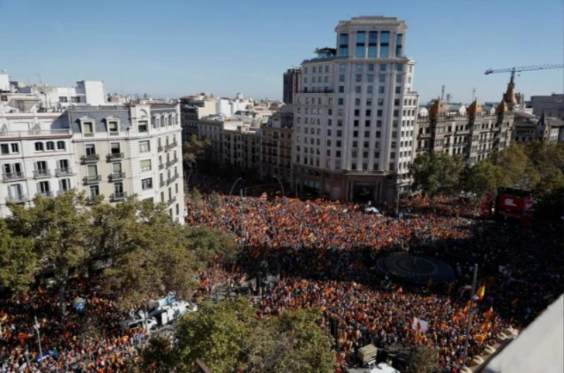 Hàng trăm người Catalonia xuống đường ở Barcelona biểu tình ủng hộ thống nhất, phản đối độc lập, ngày 29-10. Ảnh: REUTERS