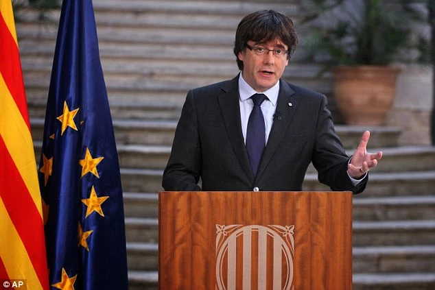 Ông Puigdemont phát biểu trên truyền hình chiều 27-10, sau khi bị chính phủ trung ương sa thải. Ảnh: MAIL ONLINE