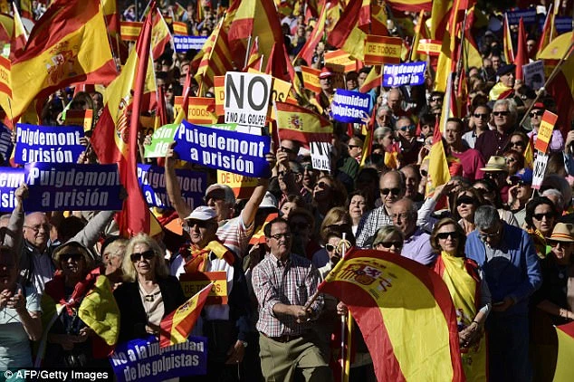 Người dân Catalonia kêu gọi chính phủ trung ương bắt ông Puigdemont trong ngày biểu tình 29-10. Ảnh: MAIL ONLINE