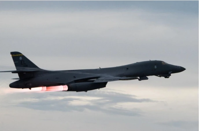 Máy bay ném bom chiến lược B-1B Lancer cất cánh từ căn cứ không quân Andersen trên đảo Guam (Mỹ) sang bán đảo Triều Tiên ngày 10-10. Thời gian gần đây Mỹ thường xuyên triển khai B-1B Lancer sang khu vực giữa lúc căng thẳng với Triều Tiên đang rất cao. Ảnh: REUTERS