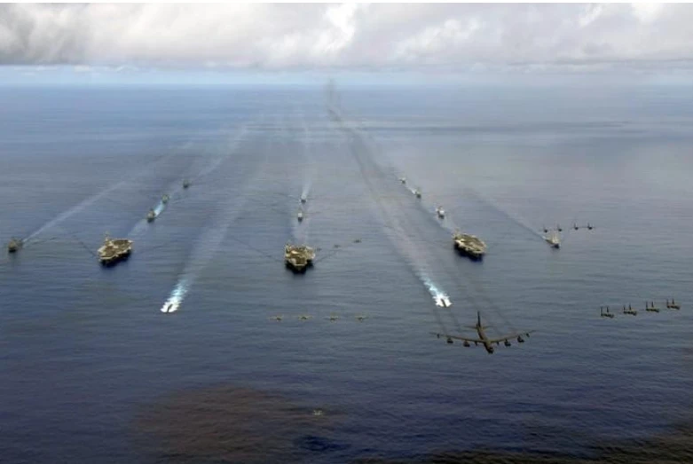 Ba tàu sân bay Mỹ sắp tập trận tại châu Á ảnh 1 3 đội tàu sân bay tấn công USS Nimitz, USS Kitty Hawk, USS John C. Stennis cùng tham gia cuộc tập trận chung Tấm khiên Valiant ở gần đảo Guam (tây Thái Bình Dương) tháng 8-2017. Ảnh: REUTERS