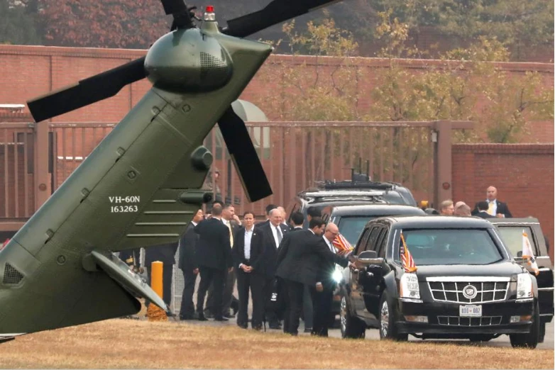 Đoàn tùy tùng và Tổng thống Mỹ Donald Trump (ngồi trong xe) sau khi trực thăng chở họ đi thăm khu phi quân sự phải quay trở lại một tiền đồn quân sự Mỹ ở Seoul (Hàn Quốc) vì sương mù sáng 8-11. Ảnh: REUTERS