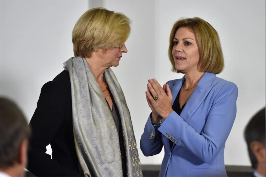 Bộ trưởng Quốc phòng Ý Roberta Pinotti (trái) và Bộ trưởng Quốc phòng Tây Ban Nha Maria Dolores de Cospedal tại hội nghị Bộ trưởng Quốc phòng NATO ở Bỉ ngày 8-11. Ảnh: REUTERS