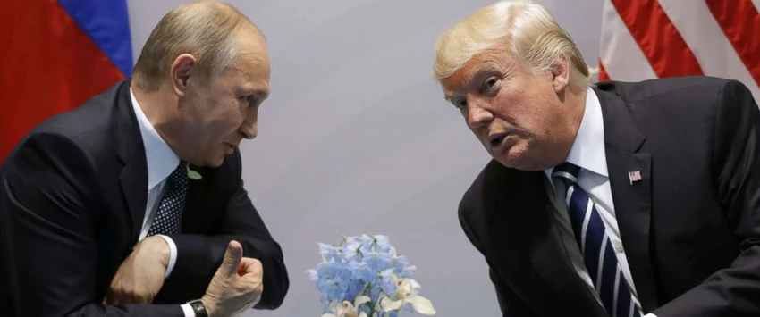 Tổng thống Trump (phải) gặp Tổng thống Putin bên lề hội nghị G20 ở Hamburg (Đức) ngày 7-7-2017. Ảnh: AP