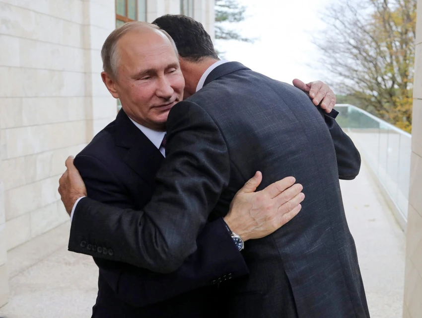 Tổng thống Nga Vladimir Putin (phải) ôm chào mừng Tổng thống Syria Bashar al-Assad trong cuộc gặp tại Sochi (Nga) ngày 20-11. Ảnh: AP