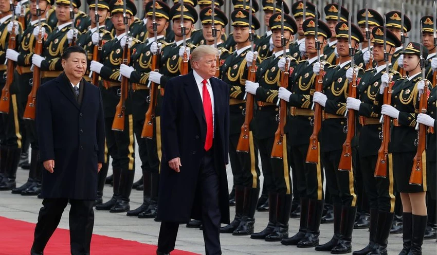 Tổng thống Mỹ Donald Trump (phải) được Chủ tịch Trung Quốc Tập Cận Bình đón tiếp trong chuyến thăm Trung Quốc đầu tháng này. Ảnh: AP