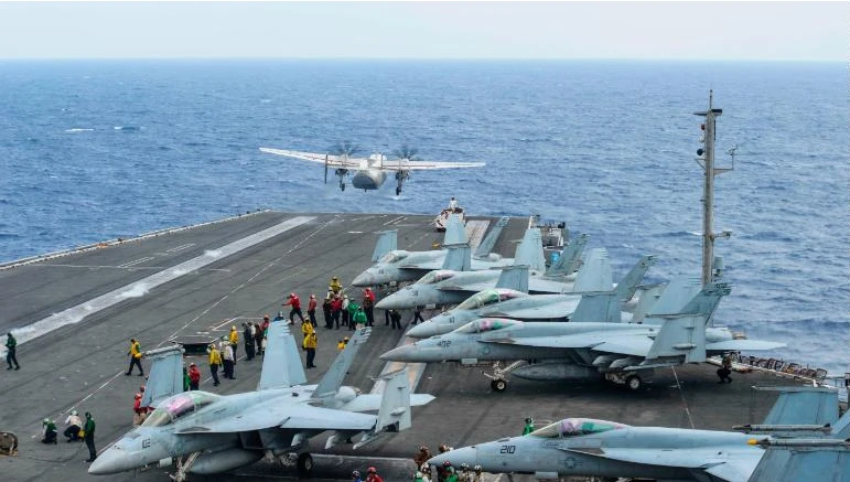 Một máy bay vận tải C-2A Greyhound cất cánh từ tàu sân bay USS Ronald Reagan trong một cuộc tập trận năm 2017. Ảnh: CNN