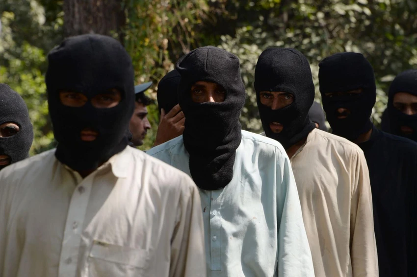 Lục đục nội bộ, IS chặt đầu 15 thành viên ảnh 1 Các tay súng IS và Taliban bị bắt tại một đồn cảnh sát ở TP Jalalabad (Afghanistan) ngày 3-10. Ảnh: AFP
