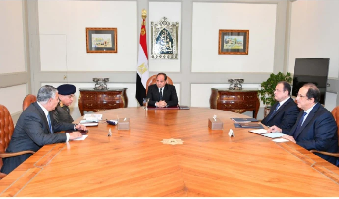 Tổng thống Ai Cập Abdel Fattah al-Sisi (giữa) họp khẩn với các quan chức an ninh, tình báo sau vụ tấn công. Ảnh: REUTERS