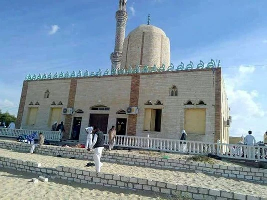 Quang cảnh bên ngoài đền thờ Al Rawdah ở bán đảo Sinai (Ai Cập) sau vụ đánh bom xả súng kinh hoàng chiều 24-11 làm 235 người thiệt mạng. Ảnh: REUTERS