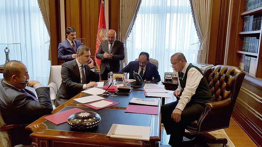 Tổng thống Thổ Nhĩ Kỳ Recep Tayyip Erdogan (ngồi phải) điện đàm với Tổng thống Mỹ Donald Trump ngày 24-11. Xung quanh ông là người phát ngôn tổng thống Ibrahim Kalin (ngồi giữa, phải), Giám đốc Cơ quan Tình báo Thổ Nhĩ Kỳ Hakan Fidan (ngồi giữa, trái), và Ngoại trưởng Thổ Nhĩ Kỳ Mevlut Cavusoglu (ngồi trái). Ảnh: ANADOLU AGENCY