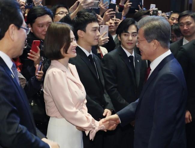 Nữ diễn viên Song Hye-kyo cùng các thành viên ban nhạc EXO và Tổng thống Hàn Quốc Moon Jae-in tại lễ khai mạc sự kiện Đối tác Kinh tế và Thương mại Hàn-Trung tại Bắc Kinh (Trung Quốc) ngày 14-12. Ảnh: YONHAP