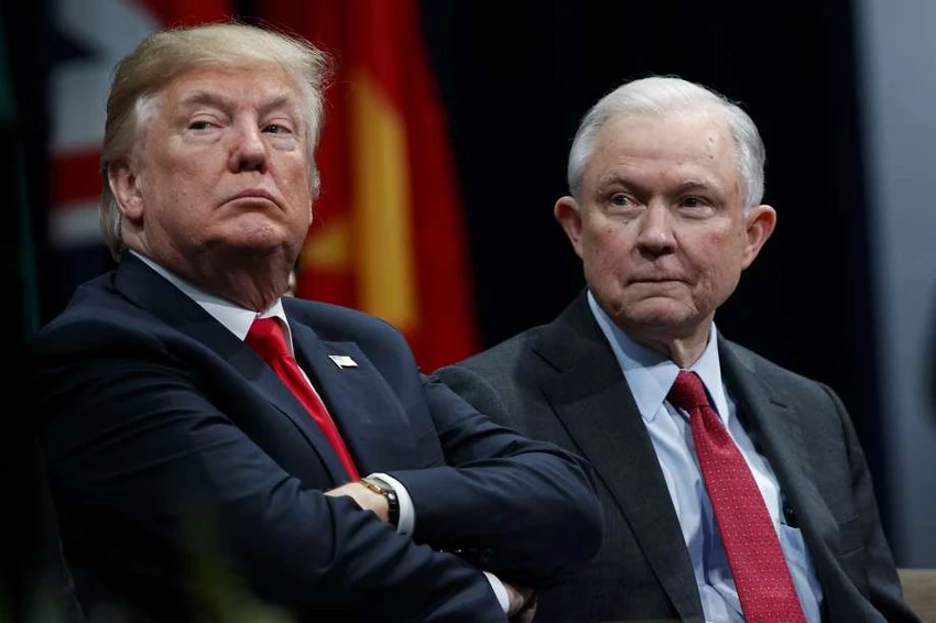 Tổng thống Mỹ Trump (trái) và Bộ trưởng Tư pháp Jeff Session tại Học viện Quốc gia FBI ở bang Virginia (Mỹ) ngày 15-12. Ảnh AP